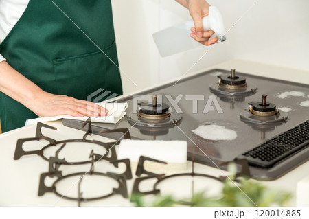 ガスコンロを拭き掃除するミドル〜シニア女性の手元 120014885