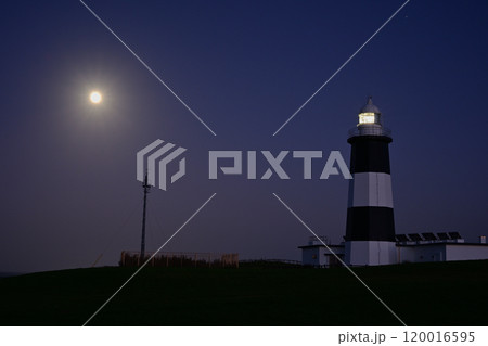 能取岬灯台と月 能取岬灯台と月 120016595