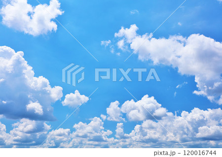 夏の青空と雲 120016744