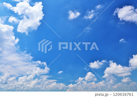 夏の青空と雲 120016761