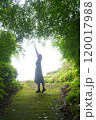 緑の小道で手を伸ばす女性 120017988