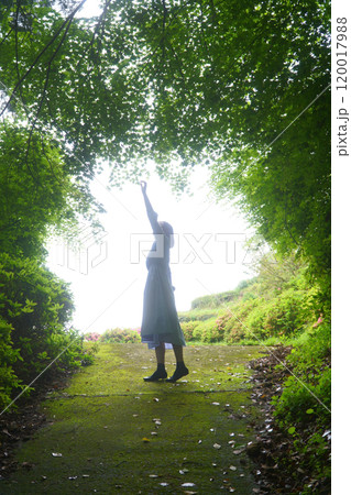 緑の小道で手を伸ばす女性 緑の小道で手を伸ばす女性 120017988