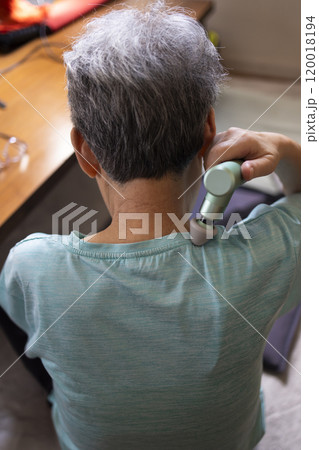 肩こりをマッサージするシニア女性 肩こりをマッサージするシニア女性 120018194