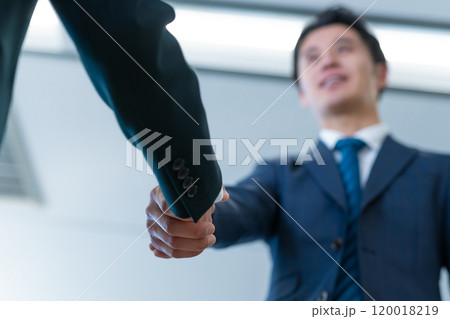 握手するビジネスパーソン 120018219