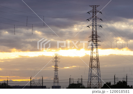 夕焼けに染まる送電線 120018581