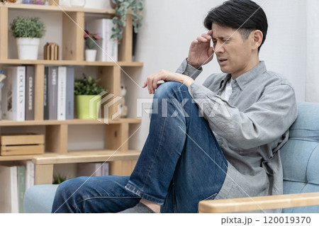 体調不良の男性　頭痛　倦怠感　睡眠不足 120019370