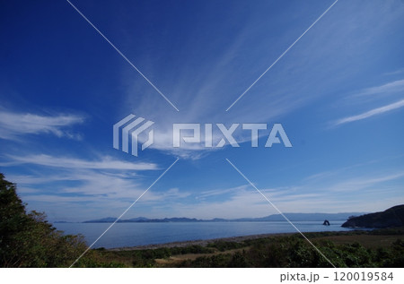 猫の島　相島の積石塚群より鼻面半島とめがね岩 120019584