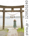 旅する女性【神社】 120020240