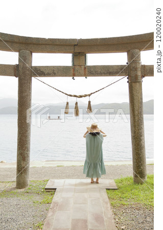旅する女性【神社】 旅する女性【神社】 120020240