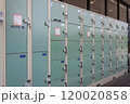 駅に設置されたコインロッカー 120020858