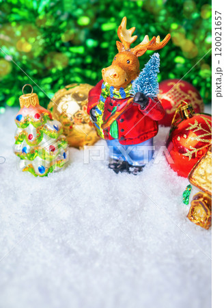 New Year's background with Christmas tree decorations, New Year's glass deer on a Christmas tree, place for text 120021657