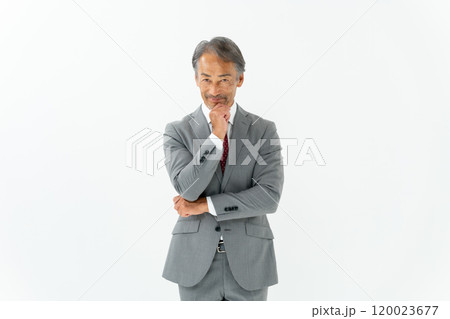 ビジネス　シニア男性　企む 120023677