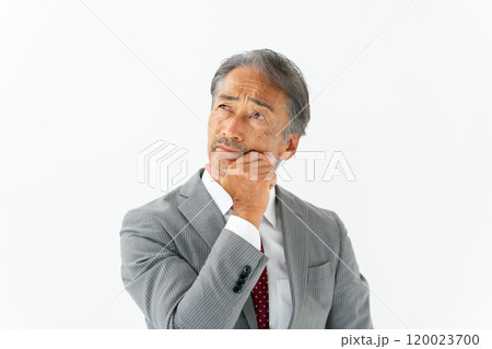 ビジネス　シニア男性　考える 120023700