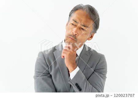 ビジネス　シニア男性　考える 120023707