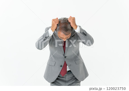 ビジネス　シニア男性　悩む　頭痛 120023750