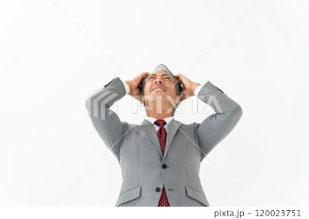 ビジネス シニア男性 悩む 頭痛 ビジネス シニア男性 悩む 頭痛 120023751