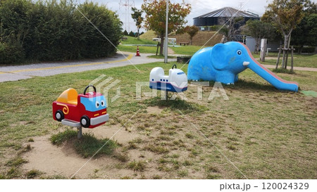 「青いゾウのすべり台と乗り物遊具、楽しい公園の風景」 120024329
