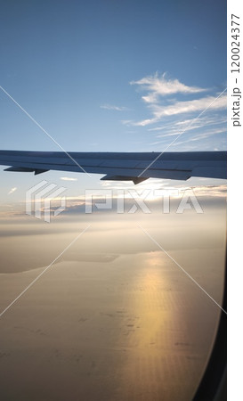 「飛行機の窓から見える、雲と空の絶景」 120024377