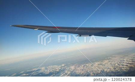 「大空を駆ける翼とグラデーション空｜機内からの眺め」 120024378