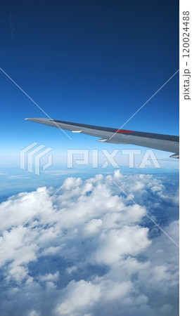 「雲の上を進む翼、青空と自由の旅」 120024488