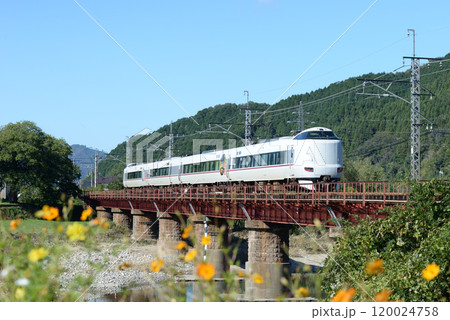 山陰本線の円山川橋りょうを征く特急こうのとりです。 120024758