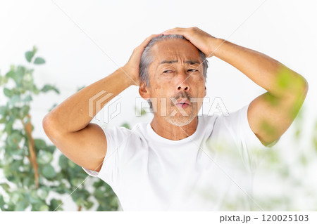 髪の毛を気にする男性　ヘアケア 120025103
