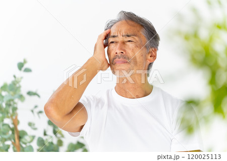 髪の毛を気にする男性　ヘアケア 120025113