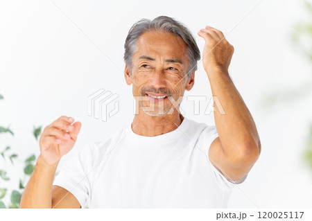 髪の毛を気にする男性　ヘアケア 120025117