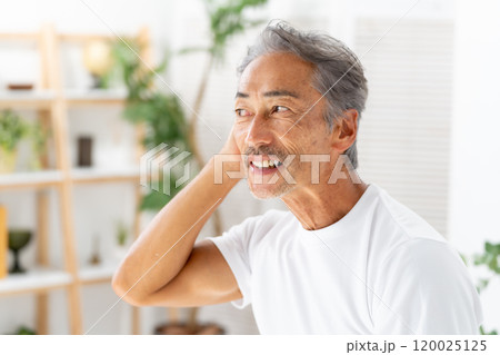 髪の毛を気にする男性 ヘアケア 髪の毛を気にする男性 ヘアケア 120025125