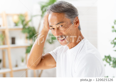 髪の毛を気にする男性　ヘアケア 120025126