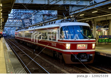 堺東駅に停車中の特急こうや 堺東駅に停車中の特急こうや 120025339