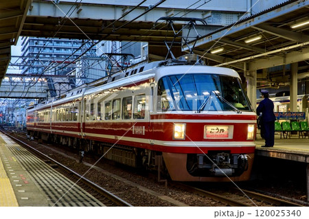 堺東駅に停車中の特急こうや 120025340