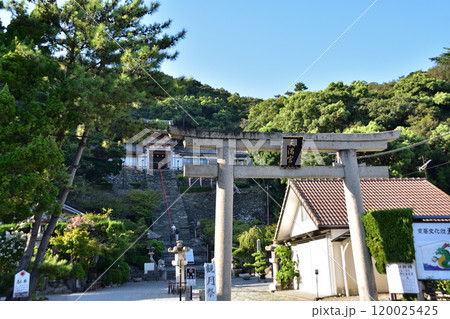 和歌山市・和歌浦天満宮の鳥居と階段 和歌山市・和歌浦天満宮の鳥居と階段 120025425