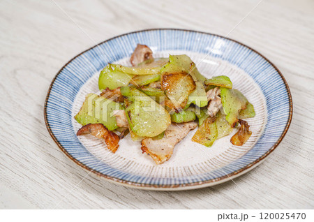 ハヤトウリと豚肉の炒め物 120025470