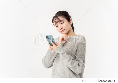 女性　カジュアル　スマホ　悩む 120025674