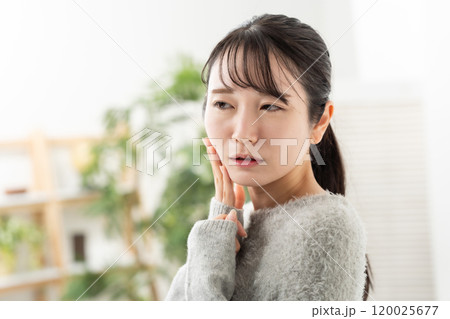 ポニーテールの女性　スキンケア　トラブル 120025677