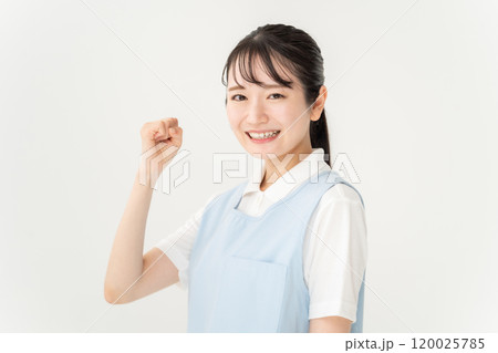 エプロンの女性　保育士　介護士　ガッツポーズ 120025785
