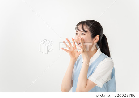 エプロンの女性　保育士　介護士　叫ぶ 120025796