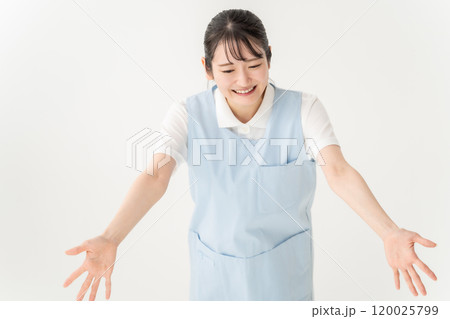 エプロンの女性　保育士　介護士　手を広げる 120025799