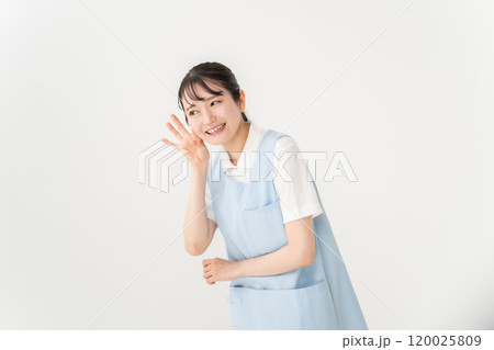 エプロンの女性　保育士　介護士　聞き耳 120025809
