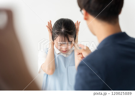 エプロンの女性　保育士　介護士　クレーム 120025889