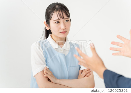 エプロンの女性　保育士　介護士　クレーム 120025891