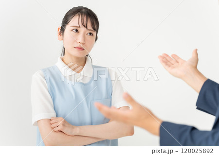 エプロンの女性　保育士　介護士　クレーム 120025892