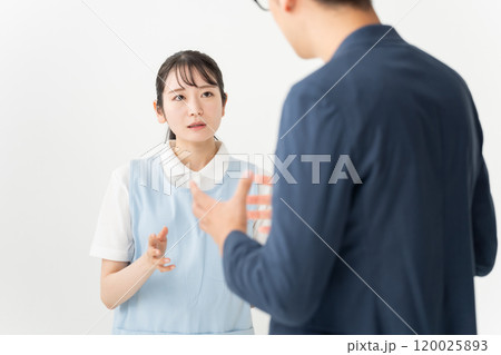 エプロンの女性　保育士　介護士　クレーム 120025893