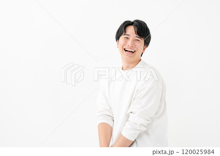 カジュアル　男性　笑顔 120025984