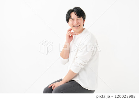 カジュアル 男性 笑顔 カジュアル 男性 笑顔 120025988