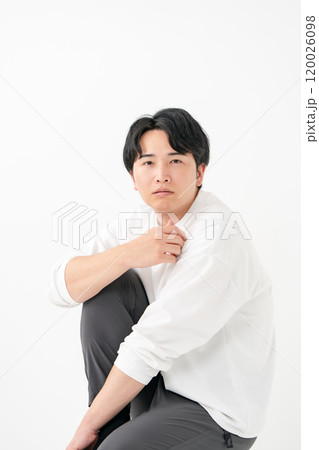 カジュアル　男性　笑顔　立て膝 120026098