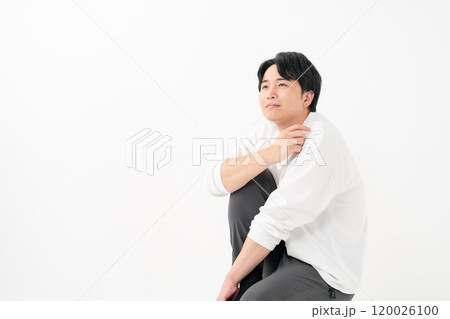 カジュアル 男性 笑顔 立て膝 カジュアル 男性 笑顔 立て膝 120026100