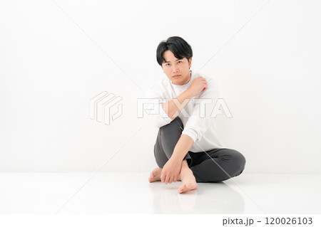 カジュアル 男性 笑顔 全身 カジュアル 男性 笑顔 全身 120026103