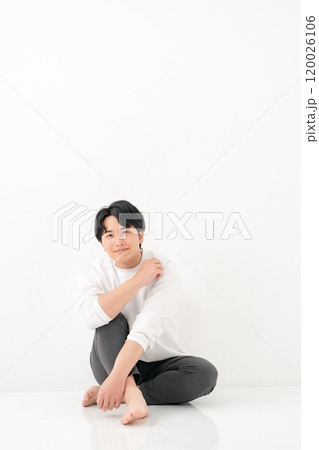 カジュアル 男性 笑顔 全身 カジュアル 男性 笑顔 全身 120026106